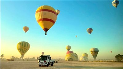 40 رحلة بالون طائر تقل 1100 سائح بسماء الأقصر.. وإلغاء الباقي بسبب الرياح