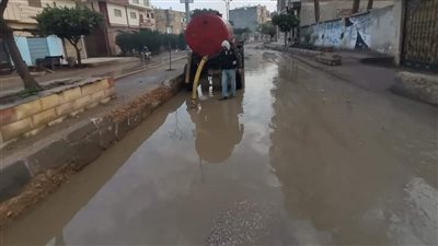 انتشار عمال ومعدات النظافة لشفط تراكمات مياه الأمطار بشوارع كفر الشيخ