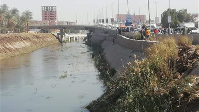 انتشال جثة شخص مجهول الهوية داخل ترعة في قنا | صور