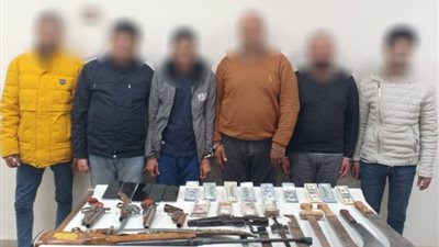 ضبط تشكيل عصابي لترويج الدولارات المزيفة وبحوزتهم أسلحة بأكتوبر