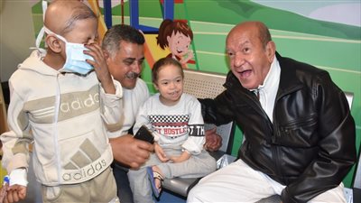 لطفي لبيب يحتفل مع الأطفال مرضى السرطان بعيد الحب في الأقصر | صور