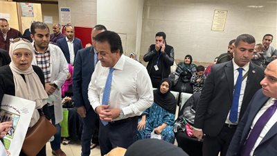 في زيارة مفاجئة.. وزير الصحة يتفقد مستشفى العجوزة ويستمع لآراء المواطنين حول مستوى الخدمة