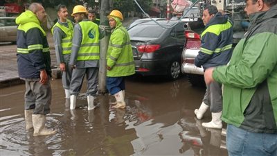 رئيس القابضة للمياه يتابع من غرفة الطوارئ تعليمات سحب مياه الأمطار بالمحافظات 