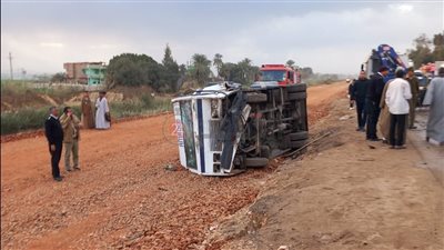 مصرع شخص وإصابة 6 آخرين بأسيوط في حادث تصادم 4 سيارات | صور