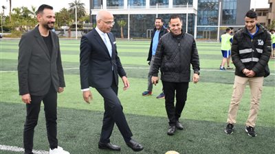 رئيس جامعة عين شمس يسدد ركلة البداية خلال افتتاح فعاليات كأس رئيس الجامعة 