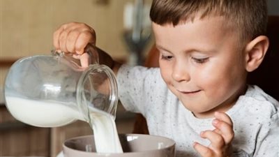 الزبادي والموز.. أطعمة تعزز من صحة الأمعاء عند الأطفال