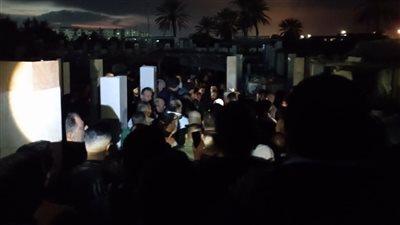 المئات يشيّعون جثمان شاب توفي خلال عمله على لانش في بورسعيد.. وزوجته: راح السند | صور