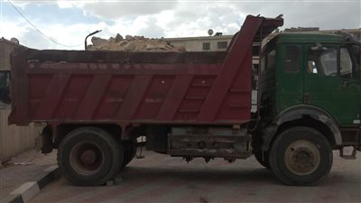 مصادرة سيارتين تلقيان مخلفات بجوار محور الفريق العرابي بالسلام