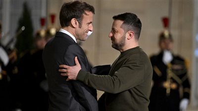 ماكرون يستقبل زيلينسكي في باريس اليوم.. ويوقعان اتفاقا أمنيا