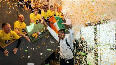 لقطات من استقبال لاعبي بوروسيا دورتموند للمهاجم الإيفواري هالر | فيديو