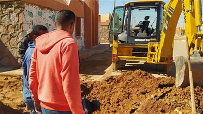 إصلاح الكسر المفاجئ في خط المياه بقرى وادي كركر بأسوان