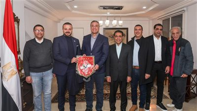 وفد الأهلي يلبي دعوة سفير مصر في الجزائر.. والجارحي يُهديه درع وعلم النادي 