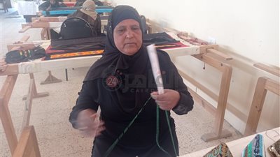 بتشتغل بعين واحدة.. الحاجة زينب تعمل في ورشة النول الفرنسي بقنا: بساعد جوزي الكفيف عشان أجوز بناتي 