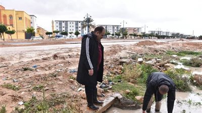 نائب مجلس المدينة نازل بهدومه.. استمرار سحب مياه الأمطار من شوارع مطروح