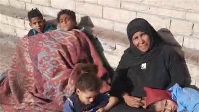 استغاثة مُسنة تبيع المناديل بشوارع المنيا: أولاد زوجي طردوني بعد وفاته.. ونفسي في أوضة أنا وعيالي |بث مباشر