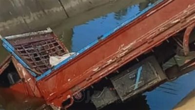 إصابة 9 أشخاص إثر انقلاب سيارة ربع نقل في ترعة بالجيزة | صور