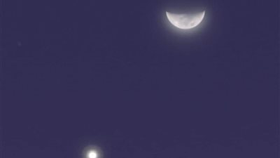 مشاهد بالعين المجردة.. اقتران جديد للقمر يزين سماء الوطن العربي