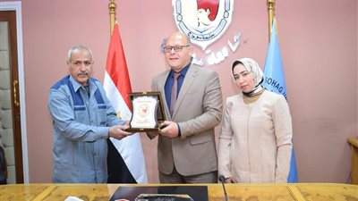 الحلم أصبح حقيقة.. رئيس جامعة سوهاج يكرم عم عمر الموظف بالجامعة ونجلته لتعيينها معيدة بقسم الإعلام |صور