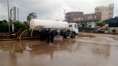 كسح مياه الأمطار من شوارع دسوق بكفر الشيخ بعد ساعات من الأمطار المتواصلة