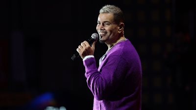 وسط حضور الآلاف.. ليلة جماهيرية لـ عمرو دياب في المنارة بعد إصدار ألبومه الجديد