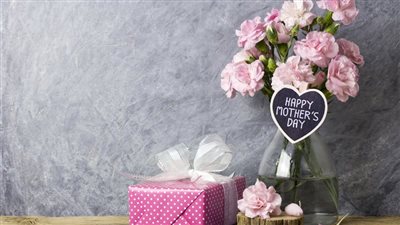 فوّاحة وشمعة منورة.. هدايا عيد الأم لمعلمتي وأفكار أقل من 50 جنيهًا