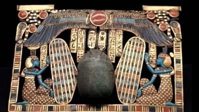 المتحف المصري بالتحرير ينشر صورا حديثة لـ قلائد الملك الذهبي توت عنخ آمون