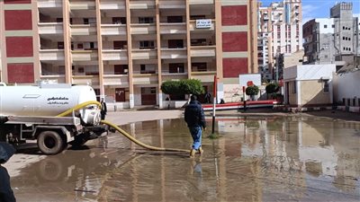 أعمال كسح بعد شكاوى الأهالي من تسرب المياه بعدد من مناطق مركز ببا في بني سويف 