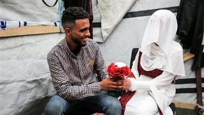افرشوا الدار بالورد والحنة.. عروسان نازحان بغزة يحتفلان بزفافهما رغم الحرب 