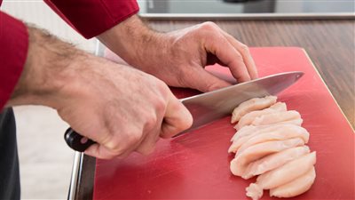 تم ربطها بالسرطان ومشاكل الهضم.. ضرر ألواح التقطيع البلاستيكية على صحة الإنسان