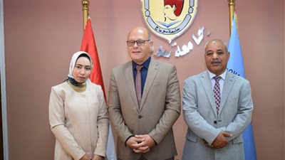 عقب تعيينها معيدة بجامعة سوهاج.. ابنة عامل الكلية: فخورة بوالدي وأسرتي