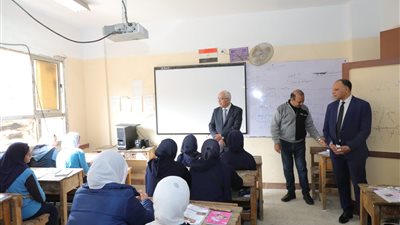 وزير التعليم يجري زيارة مفاجئة لإحدى مدارس القاهرة.. ويصدر توجيهات بشأن انتظام العملية التعليمية