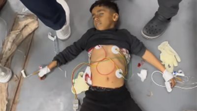 أحد أفراد أسرته يصرخ.. استشهاد صغير مصاب في غزة خلال محاولة إنعاشه 