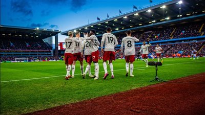 مانشستر يونايتد يقترب من ضم مدافع ليل.. ومنافسة شرسة مع ريال مدريد