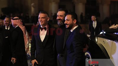 المشرف العام لسينرجي حسام شوقي مع كريم عبد العزيز وبيتر ميمي في الليلة السعودية المصرية بالأوبرا