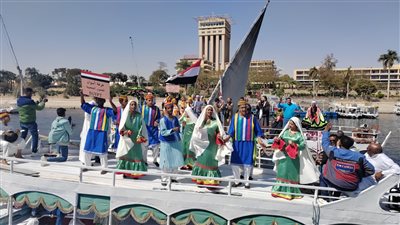 بدأت فعاليات مهرجان أسوان الدولي بعروض ديفيليه نهري لجميع فرق الفنون