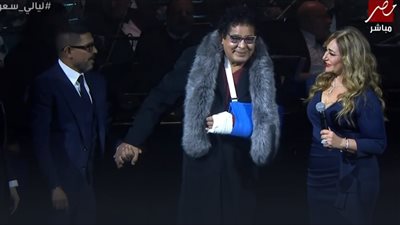 أول تعليق من محمد منير بعد ظهوره بكسر في الذراع بحفل الليلة السعودية المصرية بدار الأوبرا 