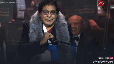 أقدار ربنا.. محمد منير يعتذر للجمهور لظهوره بكسر في الذراع بحفل الليلة السعودية المصرية