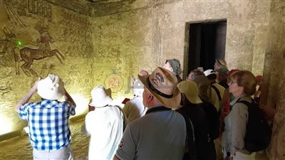 وفد متعدد الجنسيات يزور المناطق الأثرية في جولة سياحية في المنيا