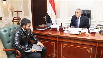 وزير العمل يستقبل أحد ذوي الهمم ويوفر له وظيفة بـ4000 جنيه