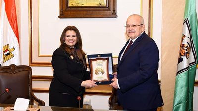 وزيرة الهجرة تهدي درع الوزارة لرئيس جامعة القاهرة: قيمة علمية ووطنية ضخمة