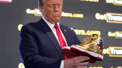 ماركة أحذية لـ ترامب وأمريكا تحولت لدولة عالم ثالث.. ماذا يحدث بالانتخابات الرئاسية الأمريكية؟