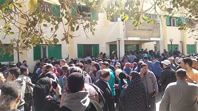 تجمع أسر الطلاب المصابين في حادث انهيار سيرك بمحيط مستشفى الخارجة بالوادي الجديد | صور