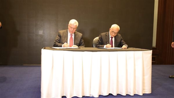 جانب من توقيع البروتوكول