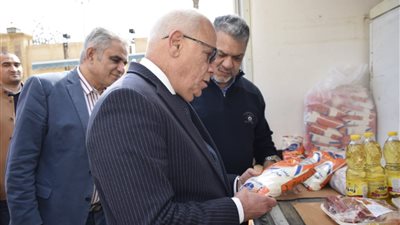 محافظ بورسعيد يتفقد المنافذ المتنقلة لمبادرة أهلا رمضان للسلع الغذائية| صور 