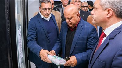 تخفيفا على العاملين.. رئيس هيئة ميناء دمياط يفتتح منفذا لبيع المنتجات الغذائية 