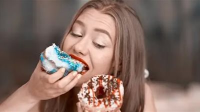 دراسة تكشف ماذا يحدث للكوليسترول عند الإفراط في تناول السكريات؟