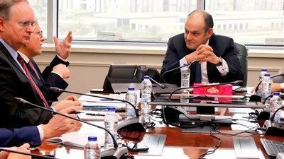 وزير التجارة ومدير المفوضية الأوروبية يبحثان آليات تعديل الحدود الكربونية