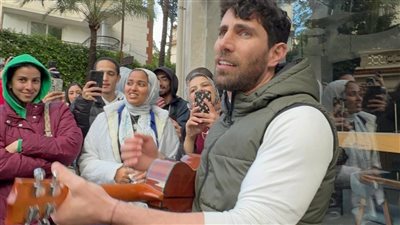 تحدي الشايب.. عزيز مرقة يستجيب لجمهوره ويوزع تذاكر حفله في شوارع محافظات مصر | صور 