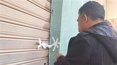 غلق وتشميع محلين بـ طرة لإدارتهما دون ترخيص 