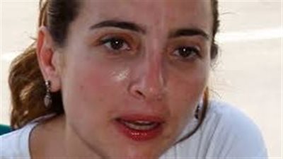 أسرة المخرجة ساندرا نشأت تنتظر خروج جثمان والدتها من المستشفى | بث مباشر 